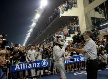 El piloto británico de Mercedes-AMG Lewis Hamilton gana el GP de Abu Dhabi en el circuito de Yas Marina y se proclama por segunda vez  campeón del mundo de Fórmula Uno.