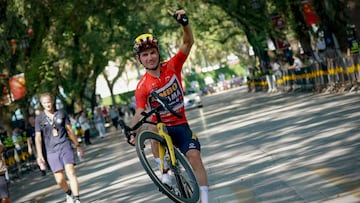 El ciclista neerland¨¦s Milan Vader celebra su victoria en la general del Tour de Guangxi.