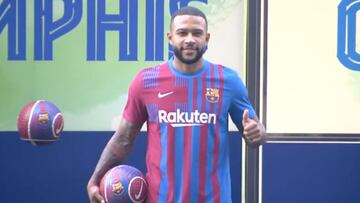 Depay ya posa como jugador del FC Barcelona en el Camp Nou