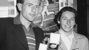 Emil Zatopek y Dana Zapotkova posan con sus medallas ol&iacute;mpicas.