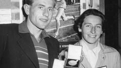 Emil Zatopek y Dana Zapotkova posan con sus medallas ol&iacute;mpicas.