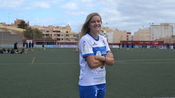 Jackie Simpson con la camiseta del Granadilla.