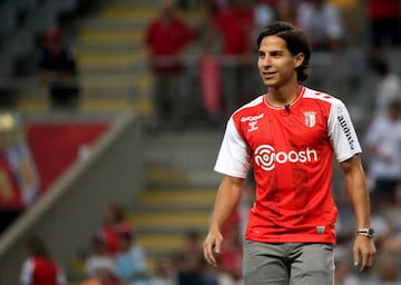 BRAGA, PORTUGAL - JULY 29: Diego Lainez of SC Braga greets his new fans during the Pre-Season Friendly match between SC Braga and Celta Vigo at Estadio Municipal de Braga on July 29, 2022 in Braga, Portugal. (Photo by MB Media/Getty Images)