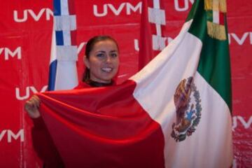 Aida Román luce orgullosa la bandera tricolor