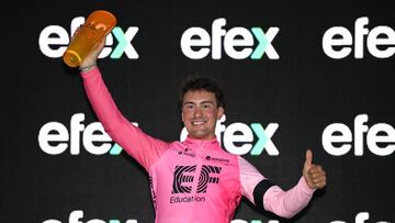 El ciclista Alberto Bettiol posa en el podio como ganador del prólogo del Tour Down Under 2023.