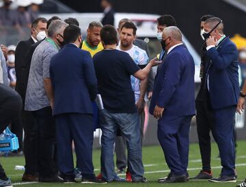Agentes brasile?os interrumpen el partido.