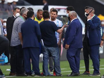 Agentes brasileños interrumpen el partido. 