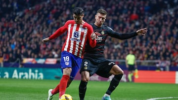 MADRID, 25/11/2023.- El delantero del Atlético de Madrid Álvaro Morata (i) disputa una posesión ante Matija Nastasic defensa Serbio del RCD Mallorca durante el partido correspondiente a la jornada 14 de LaLiga que Atlético de Madrid y RCD Mallorca disputan hoy sábado en el estadio Metropolitano. EFE/ Sergio Pérez