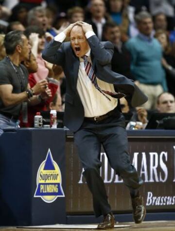 Mike Budenholzer, el técnico de los Hawks, se quejó airadamente tras una decisión arbitral en el partido que su equipo perdió ante los Bulls.