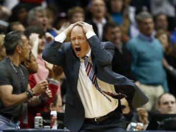 Mike Budenholzer, el técnico de los Hawks, se quejó airadamente tras una decisión arbitral en el partido que su equipo perdió ante los Bulls.