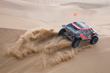 Cristina Gutiérrez y Pablo Moreno Huete del equipo Dacia Sandriders en acción durante la décima etapa. 
