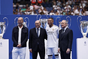 Zinedine Zidane, José Martínez Sánchez 'Pirri', Kylian Mbappé y Florentino Pérez. 