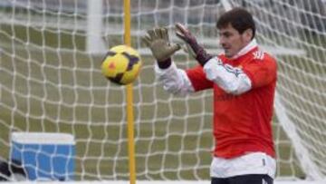 Intermediarios de Arsenal y City contactan con Iker Casillas
