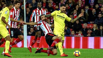 GRAF2109.BILBAO, 19/11/2017.- El defensa del Athletic Mikel San Jos&eacute; (2d) pelea un bal&oacute;n con el centrocampista del Villarreal Roberto Soriano, en partido de la duod&eacute;cima jornada de liga en Primera Divisi&oacute;n que se disputa esta noche en San Mam&eacute;s. EFE/JAVIER ZORRILLA.