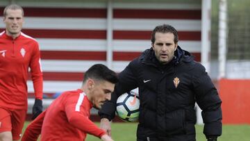 22/02/2018 ENTRENAMIENTO SPORTING DE GIJON
BARAJA CON UN BALON MIRANDO A SERGIO