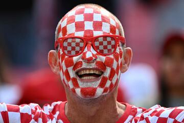 Hoy en el Al Bayt Stadium se enfrentan las selecciones de Croacia y Marruecos y los seguidores de ambos combinados han llenado de color el estadio. 