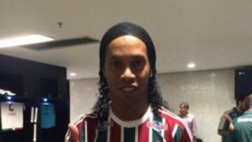 Ronaldinho posa con la camiseta de Fluminense