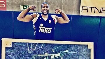 Marcus Slaughter presume de músculos tras romper un tablero