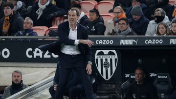 VALENCIA, 11/02/2023. El entrenador del Valencia Salvador González Voro durante el encuentro correspondiente a la jornada 21 de Primera División que se disputa hoy sábado en el estadio valencianista de Mestalla. EFE/ Manuel Bruque.
