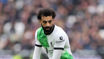 Mohamed Salah, jugador del Liverpool, se sube las medias durante el partido ante el West Ham.