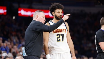 Michael Malone da instrucciones a Jamal Murray.