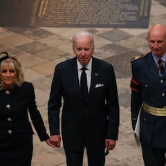 Why did the guests at Queen Elizabeth II’s funeral have to go by bus?