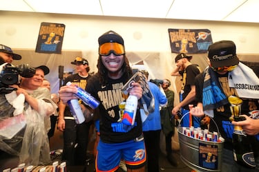 El alero del Oklahoma City Thunder, Jaylin Williams, celebra con sus compañeros en el vestuario tras ganar el campeonato de baloncesto de la NBA en el séptimo partido contra los Indiana Pacers.