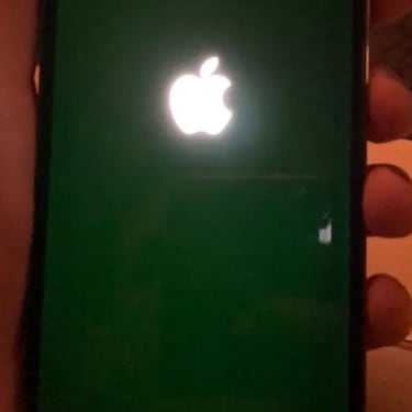 Algunos iPhone 12 presentan una mancha verde en la pantalla
