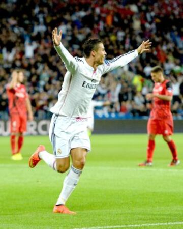  El jugador del Real Madrid Cristiano Ronaldo celebra después de anotar un gol ante el Sevilla hoy, martes 12 de agosto de 2014, durante el partido por la Supercopa de Europa entre Real Madrid y Sevilla en el estadio Cardiff City, en Cardiff (Reino Unido).