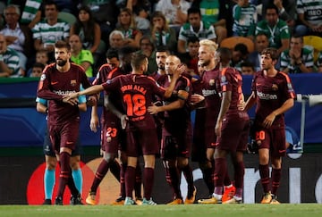 0-1. Luis Suárez celebró con sus compañeros el primer gol en propia puerta de Coates.