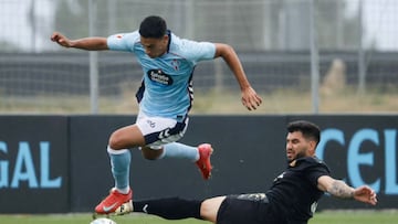 El atacante marroquí Jones El-Abdellaoui evita la entrada de un rival durante el partido amistoso del Celta contra el Nacional de Madeira en Afouteza.