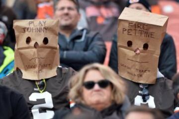 Seguimos en Cleveland. Estos valientes se han hecho agujeros en las bolsas para ver el partido. La verdad es que con el de la nariz para respirar iban que chutaban. O ni ese.