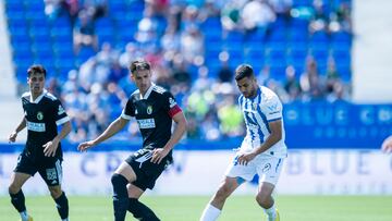 Elgezabal y Fede Vico disputan un balón.