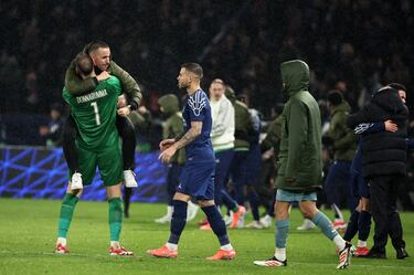 Los futbolistas del PSG celebran su victoria en el partido de la UEFA Champions League ante el Manchester City en París.