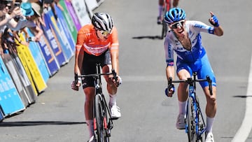 Tour winner Australian Jay Vine from UAE Team Emirates (L) watches UK cyclist Simon Yates from Team Jayco - Alula win the final stage the Tour Down Under UCI cycling event in Adelaide on January 22, 2023. (Photo by Brenton EDWARDS / AFP) / -- IMAGE RESTRICTED TO EDITORIAL USE - STRICTLY NO COMMERCIAL USE --