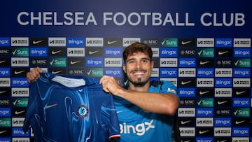 Pedro Neto posa con la camiseta en su presentación como nuevo jugador del Chelsea.