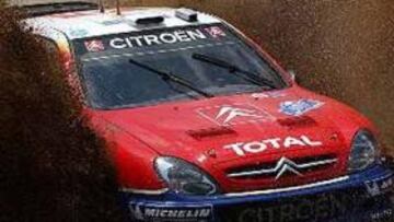 <b>RALLY ACRÓPOLIS. </b>Carlos Sainz y su copiloto Marc Marti con su Citroën Xsara atraviesan un tramo con barro durante uno de los tramos del día.