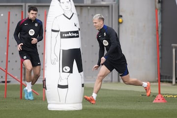 Dani Olmo entrenándose en con el club blaugrana. El jugador español acaparó todos las mirada del entrenamiento previo al partido de Copa del Rey frente al Barbastro.