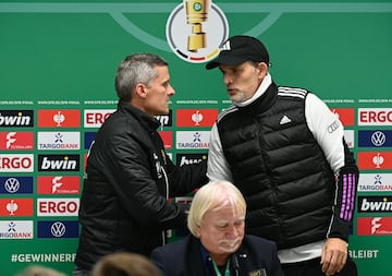 Ruediger Ziehl, técnico del Saarbrücken, felicitado tras el partido por Thomas Tuchel.