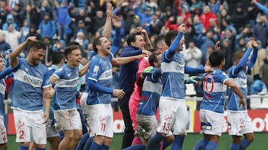 El equipo de Universidad Catolica celebra despues del partido de primera division disputado en el estadio San Carlos de Apoquindo de Santiago, Chile.