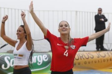 La candidata a reina del Festival de Viña, Gala Caldirola, participa en un partido de futbol acuatico realizado en la av Peru.