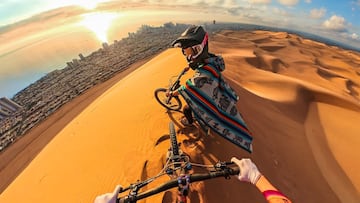 Torquato Testa en una duna urbana con su bici de MTB
