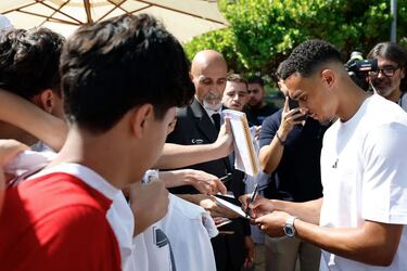 Alexander-Arnold firma autógrafos a los aficionados tras el reconocimiento médico. 