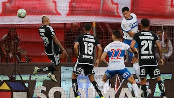 Futbol, Universidad Catolica vs Colo Colo.
Fecha 9, campeonato Nacional 2024.
El jugador de  Colo Colo Arturo Vidal, izquierda, disputa el balon con Alfonso Parot de Universidad Catolica durante el partido de primera division realizado en el estadio Santa Laura de Santiago, Chile.
20/04/2024
Pepe Alvujar/Photosport

Football, Universidad Catolica vs Colo Colo.
9nd turn, 2024 National Championship.
 Colo Colo’s player Arturo Vidal, left, vies for the ball against Alfonso Parot of Universidad Catolica during the first division match held at the Santa Laura stadium in Santiago, Chile.
20/04/2024
Pepe Alvujar/Photosport