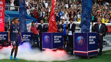 Neymar, en su presentaci&oacute;n con el PSG.