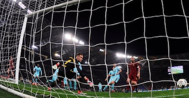 El Barça había ganado con facilidad en la ida a una Roma flojísima (4-1) y ya pensaba en las semifinales, pero en un partido impresentable de sus estrellas, cayó eliminado. Dzeko, De Rossi y Manolas, que se anticipó a Semedo a la salida de un córner, firmó uno de los días más felices de fútbol en Roma desde que eliminaron al Dundee y se metieron en la final de Copa de Europa de 1984. Fue la triste despedida de Iniesta a la Champions League, la competición en la que hizo su gol más celerado como jugador azulgrana.