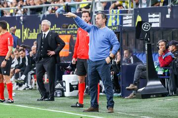 Sergio González, entrenador del Cádiz, ordena desde su área técnica a su equipo.