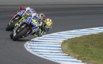 Valentino Rossi seguido de Jorge Lorenzo. 