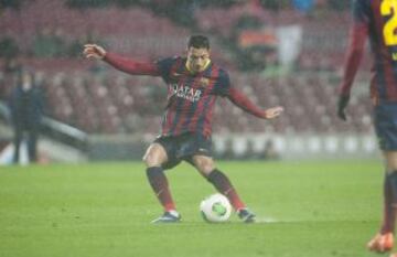 1-1. Adriano marca el gol del empate.