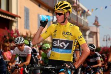 Chris Froome se hidrata en la línea de salida.